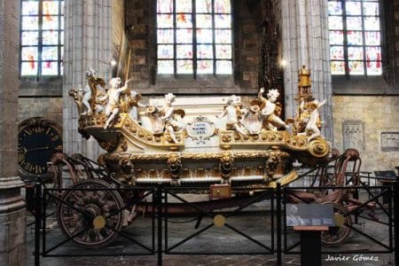 La Procesión de la Carroza de Oro en Mons La Procesión de la Carroza de Oro en Mons