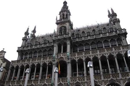 La Maison du Roi en la Grand Place de Bruselas La Maison du Roi en la Grand Place de Bruselas
