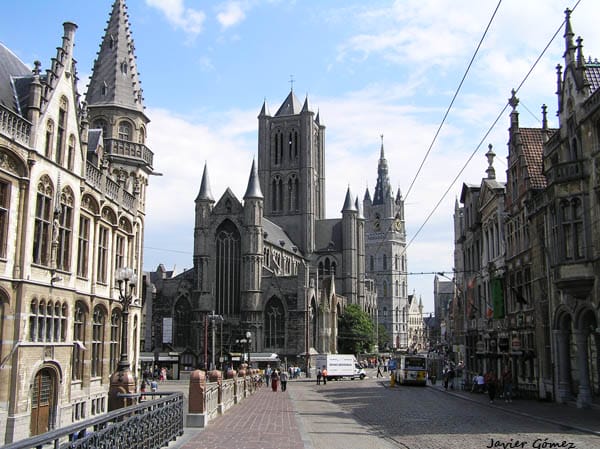 Calle Limburg, en Gante, con la Iglesia de San Nicolás