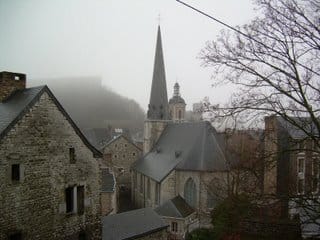 Vista de Huy entre la niebla