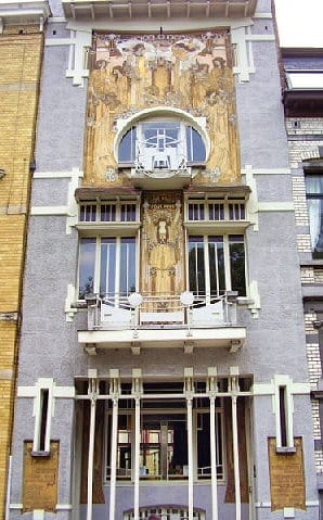 Vista completa de la fachada