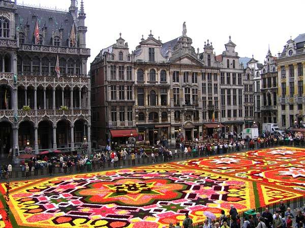 Grand Place de Bruselas con alfombra de flores