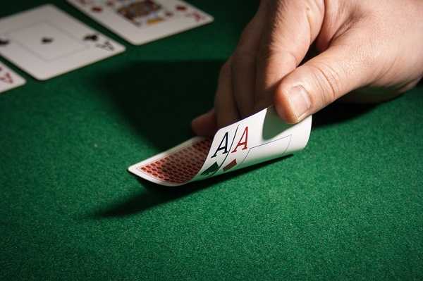 Como jugar al poker