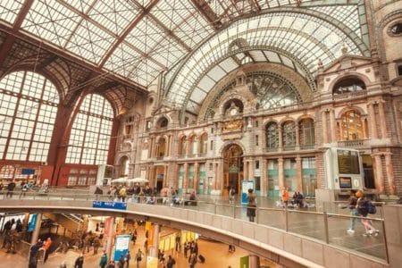 La Estación de Amberes, trenes en un palacio