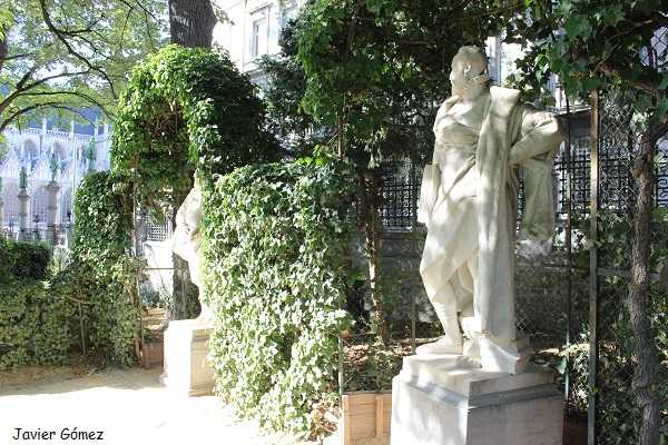 Estatuas en la plaza del Petit Sablon