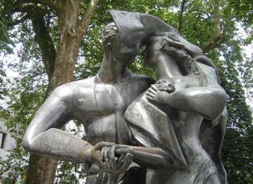La estatua de Los amantes, en Brujas