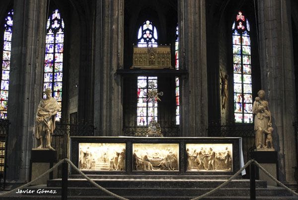Colegiata de Saint Waudru de Mons - altar mayor y relicario - 1