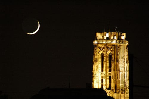 La luna y la Torre de la Catedral de San Romualdo