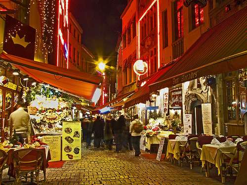 Un paseo por la Rúe des Bouchers en Bruselas Un paseo por la Rúe des Bouchers en Bruselas