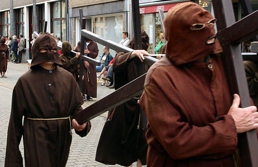 La Procesión de los Penitentes en Veurne La Procesión de los Penitentes en Veurne